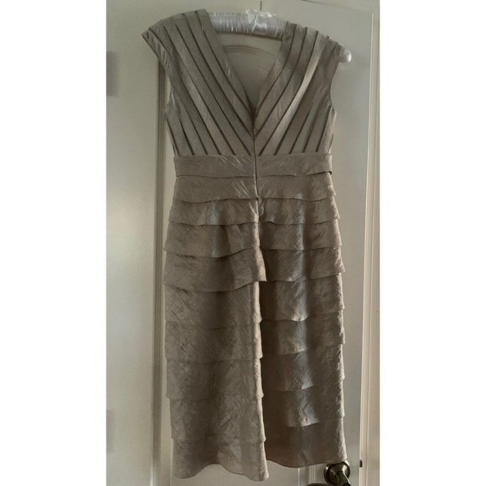 ADRIANNA PAPELL LADIES BEAUTIFUL CASCADING LAYERED SHEATH DRESS - SIZE 4 - Picture 6 of 14